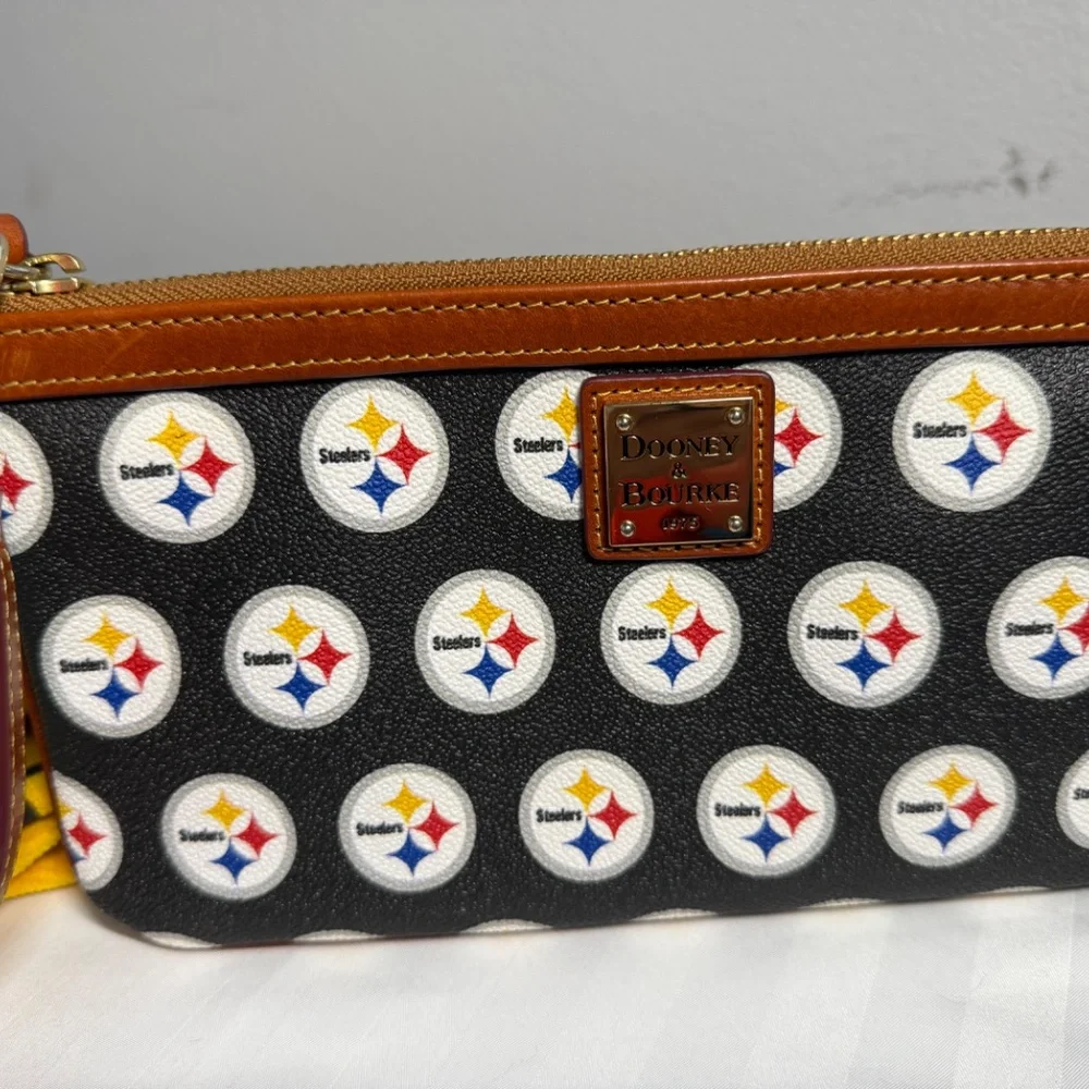 🖤💛 Dooney & Bourke Pittsburgh Steelers Wristlet – Game Day Ready! 💛🖤 - Picture 2 of 7